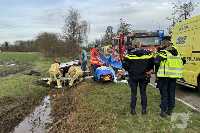 Automobilist verliest macht over stuur en belandt op de kop in sloot