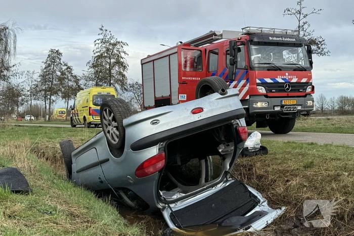 Automobilist verliest macht over stuur en belandt op de kop in sloot