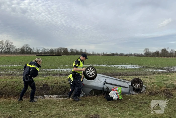 Automobilist verliest macht over stuur en belandt op de kop in sloot