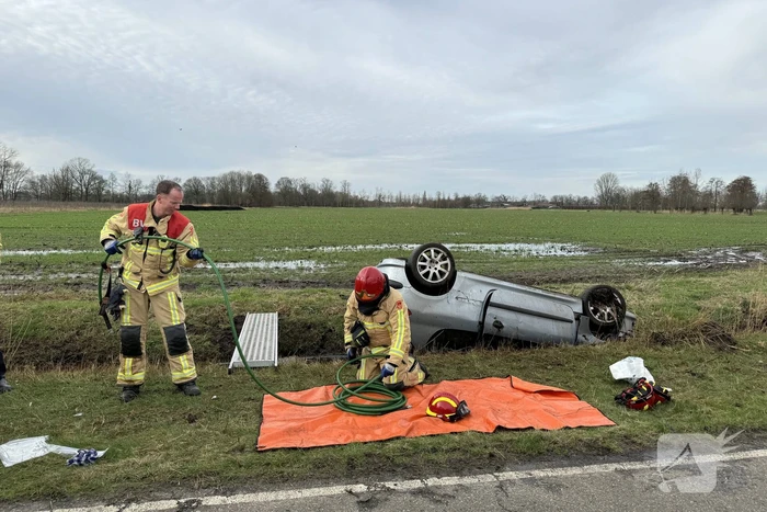 Automobilist verliest macht over stuur en belandt op de kop in sloot