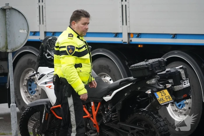 Weg is tijdelijk afgesloten door val van motorrijder