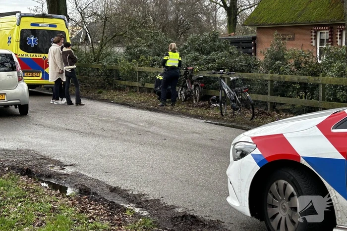 Crossbrommer en automobilist botsen