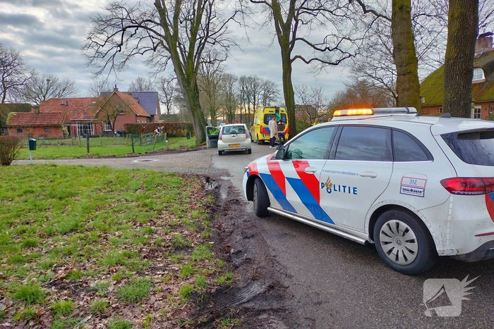 Crossbrommer en automobilist botsen