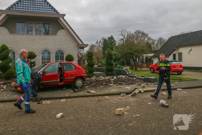 Ravage nadat auto door stenen muur rijdt