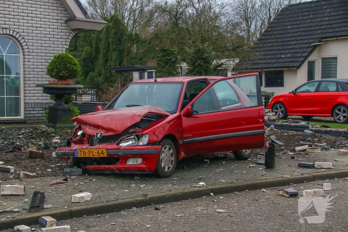 Ravage nadat auto door stenen muur rijdt