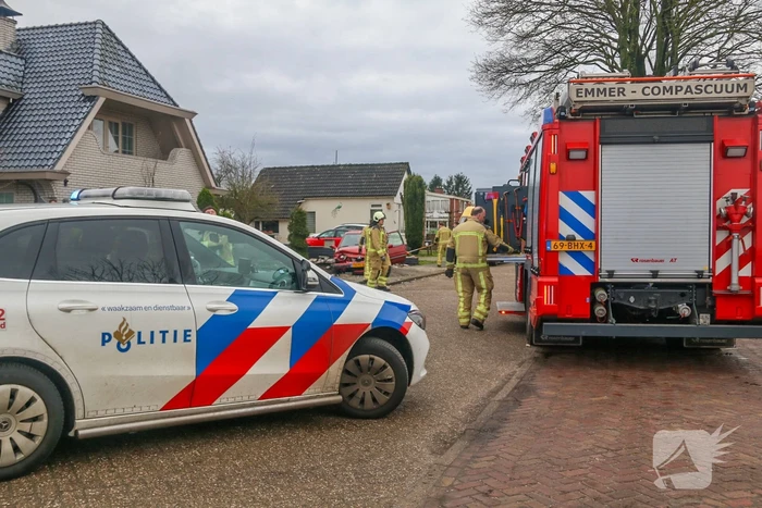 Ravage nadat auto door stenen muur rijdt