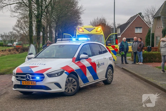 Ravage nadat auto door stenen muur rijdt