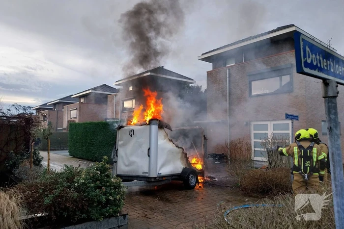 Aanhanger volledig in lichterlaaie