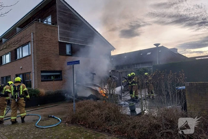 Aanhanger volledig in lichterlaaie