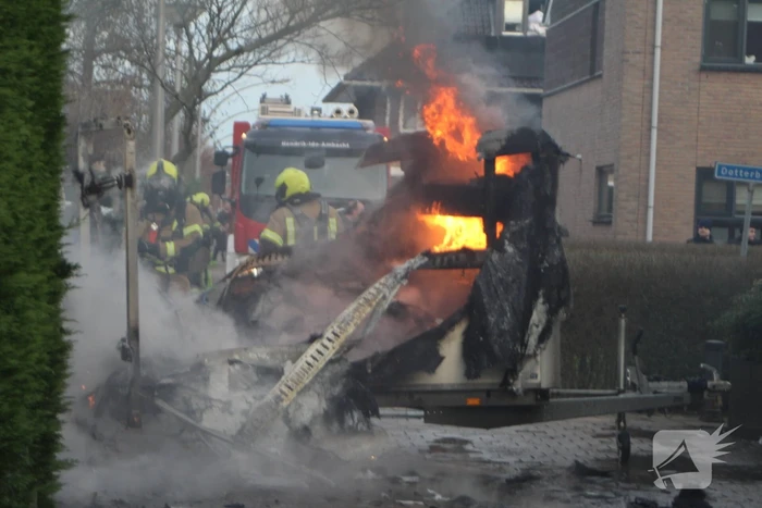 Aanhanger volledig in lichterlaaie
