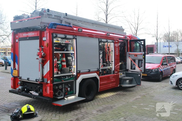 Brandweer verricht onderzoek in flat