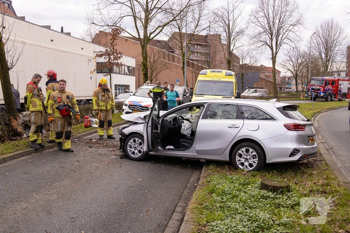 Dronken bestuurder botst frontaal op boom