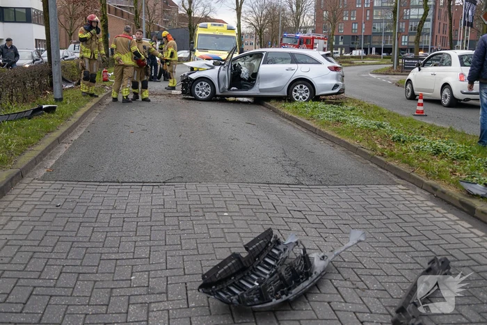 Dronken bestuurder botst frontaal op boom