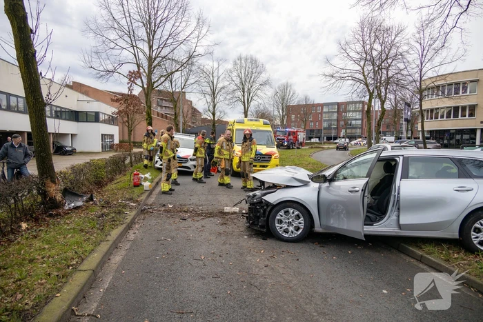 Dronken bestuurder botst frontaal op boom