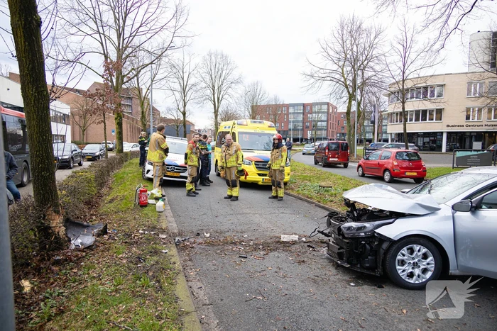 Dronken bestuurder botst frontaal op boom