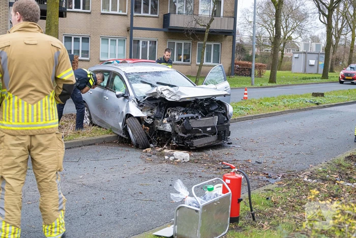 Dronken bestuurder botst frontaal op boom