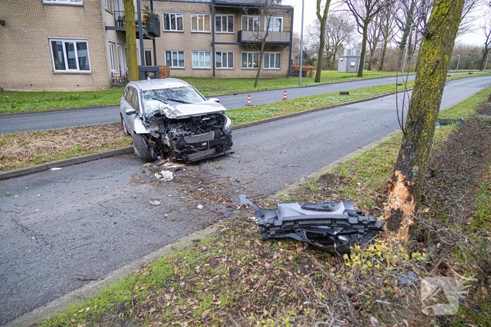 Dronken bestuurder botst frontaal op boom