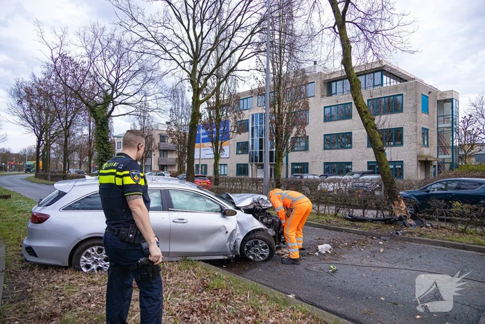 Dronken bestuurder botst frontaal op boom