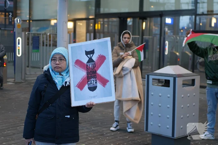 Sitdown-actie tijdens Pro-Palestina demonstratie bij treinstation