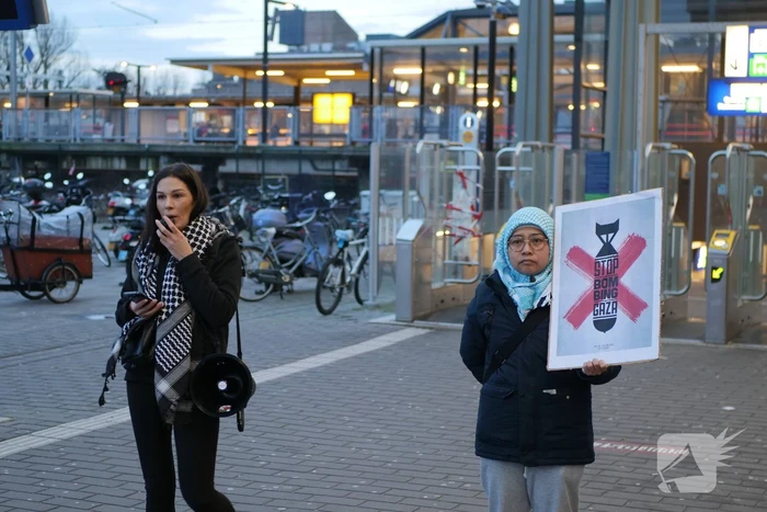 Sitdown-actie tijdens Pro-Palestina demonstratie bij treinstation
