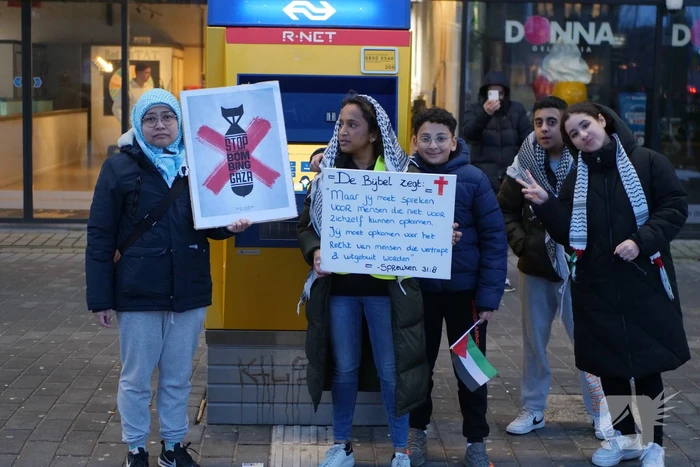 Sitdown-actie tijdens Pro-Palestina demonstratie bij treinstation