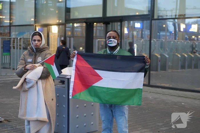 Sitdown-actie tijdens Pro-Palestina demonstratie bij treinstation