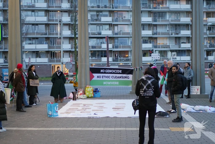 Sitdown-actie tijdens Pro-Palestina demonstratie bij treinstation