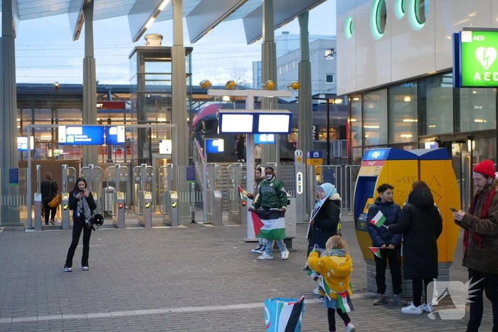 Sitdown-actie tijdens Pro-Palestina demonstratie bij treinstation