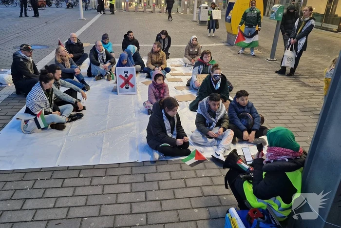 Sitdown-actie tijdens Pro-Palestina demonstratie bij treinstation