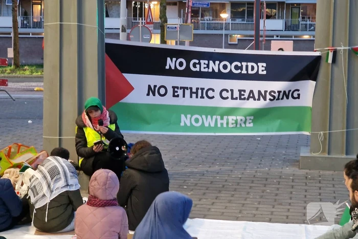 Sitdown-actie tijdens Pro-Palestina demonstratie bij treinstation