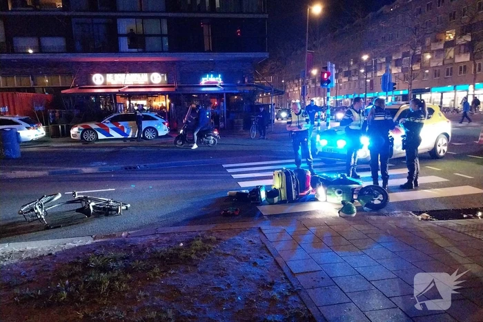 Fietser en scooterrijder komen hard ten val na botsing