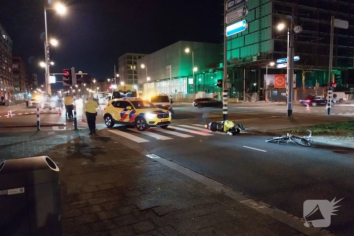 Fietser en scooterrijder komen hard ten val na botsing