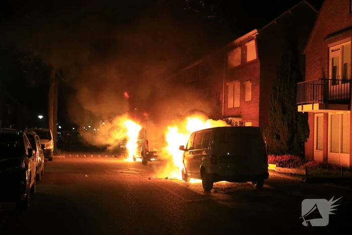Onderzoek naar vermoedelijke brandstichting bestelbussen