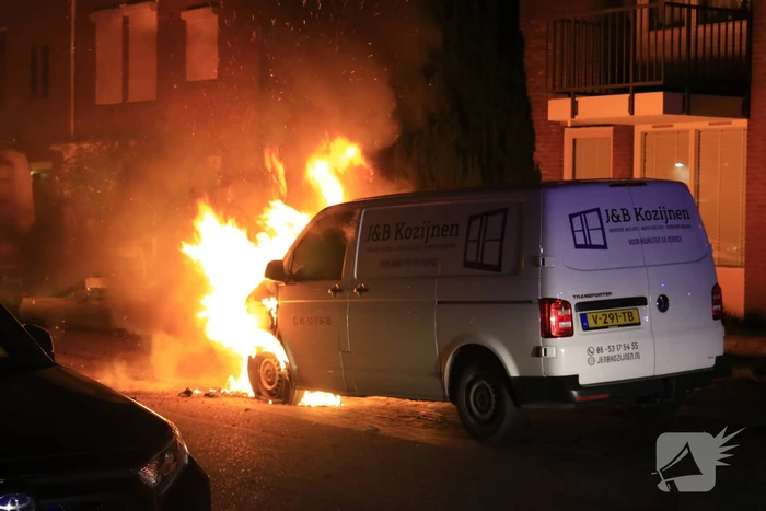 Onderzoek naar vermoedelijke brandstichting bestelbussen