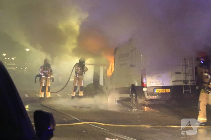 Onderzoek naar vermoedelijke brandstichting bestelbussen