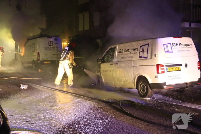 Onderzoek naar vermoedelijke brandstichting bestelbussen