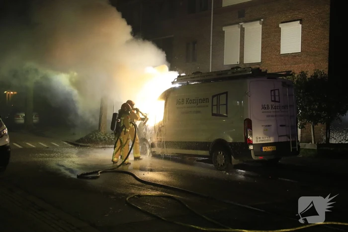 Onderzoek naar vermoedelijke brandstichting bestelbussen