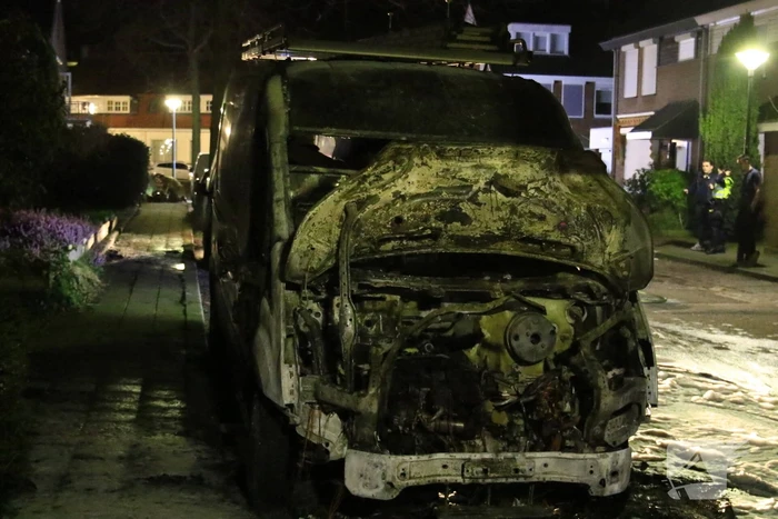 Onderzoek naar vermoedelijke brandstichting bestelbussen