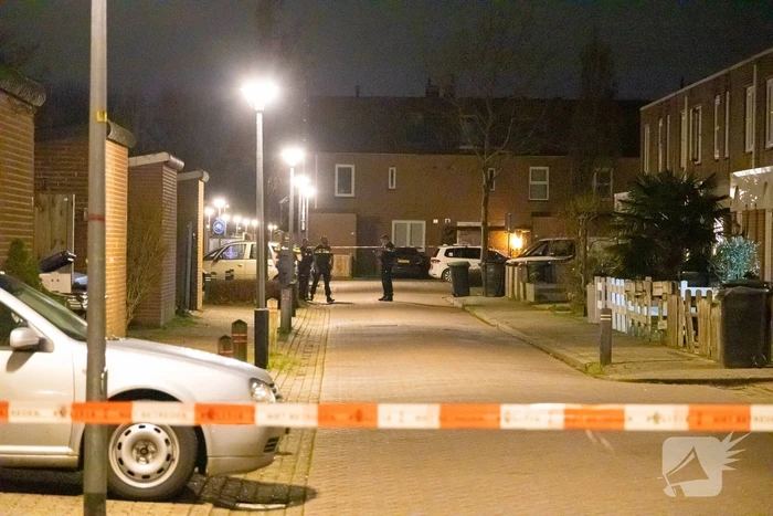 Straat afgezet na explosie bij woning