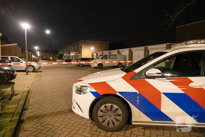 Straat afgezet na explosie bij woning