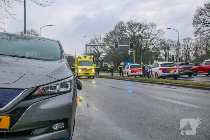 Fietser naar het ziekenhuis na aanrijding met auto