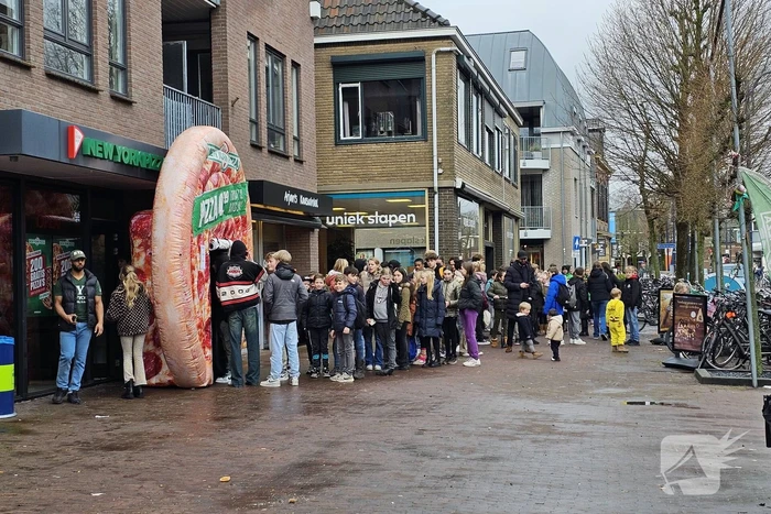 New York Pizza deelt 200 gratis pizza's uit