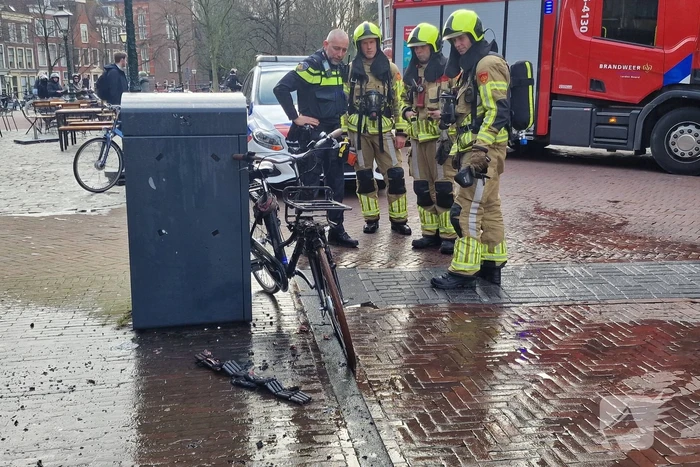 Fietsaccu vliegt al rijdend in brand