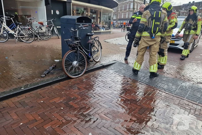 Fietsaccu vliegt al rijdend in brand