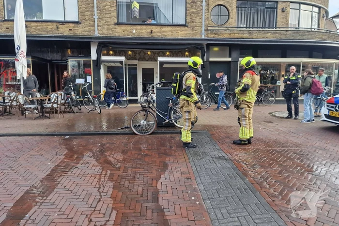 Fietsaccu vliegt al rijdend in brand
