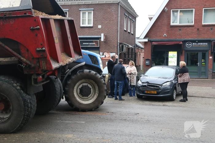 Tractor met aanhanger zorgen voor schade