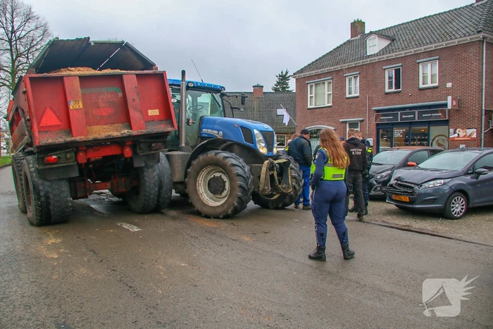 Tractor met aanhanger zorgen voor schade