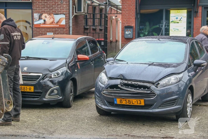 Tractor met aanhanger zorgen voor schade