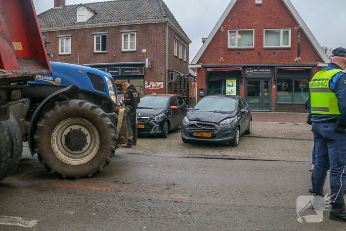 Tractor met aanhanger zorgen voor schade