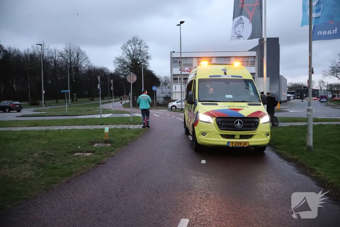 Persoon op fatbike aangereden op rotonde
